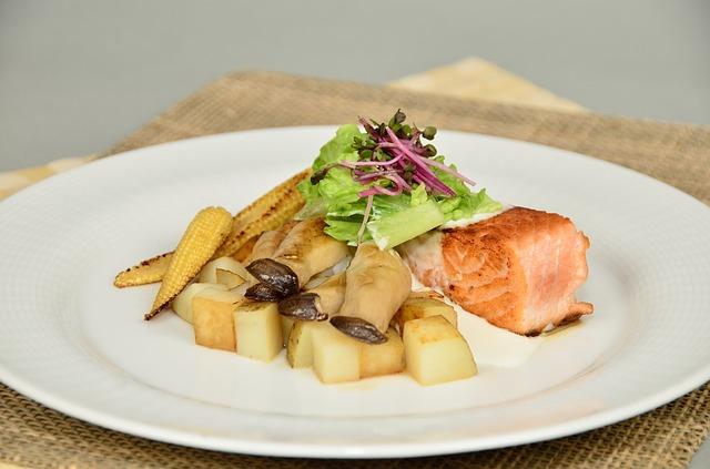 Poisson rouge aux pommes de terre et aux champignons
