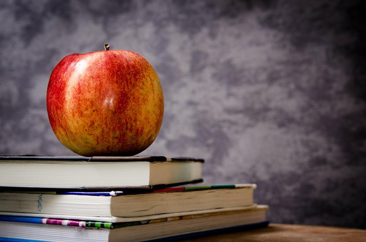 Livres et pomme - symboles de la connaissance