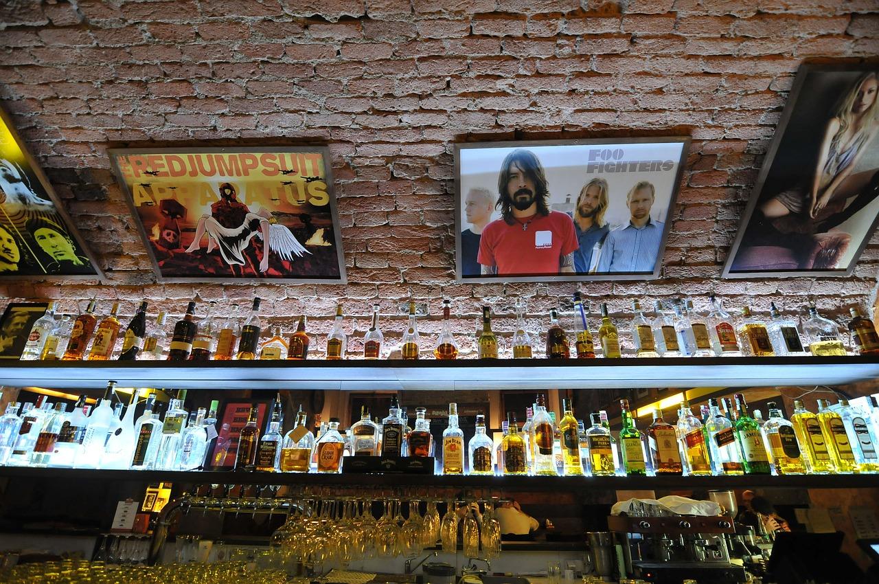Photo de différentes bouteilles d'alcool