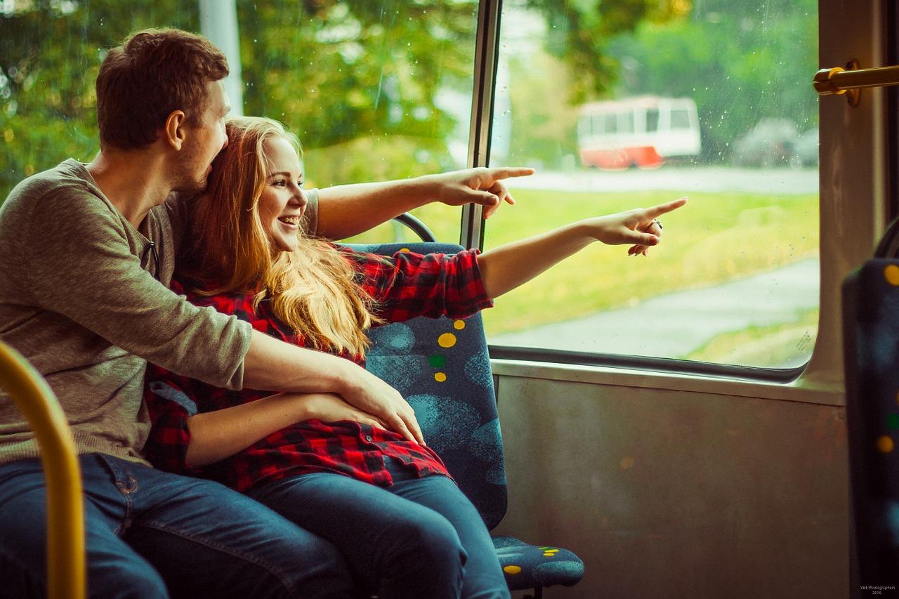 Mec heureux avec une fille