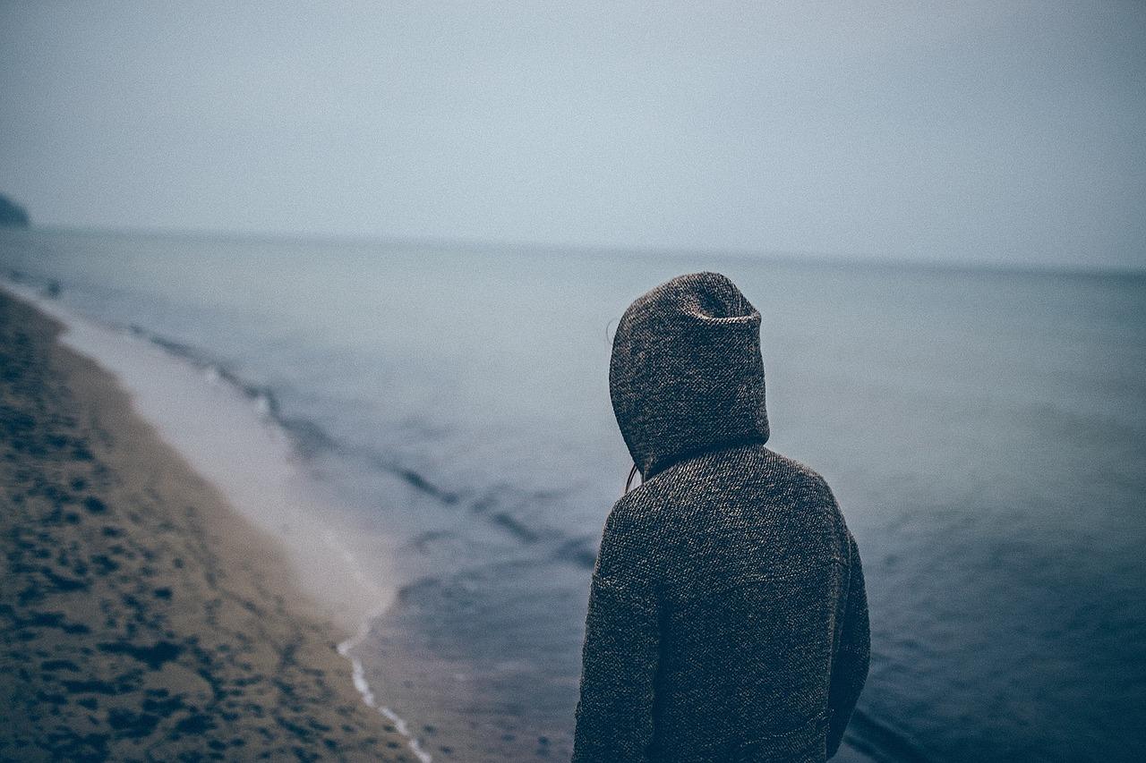 Photo d'un gars s'ennuie sur la plage