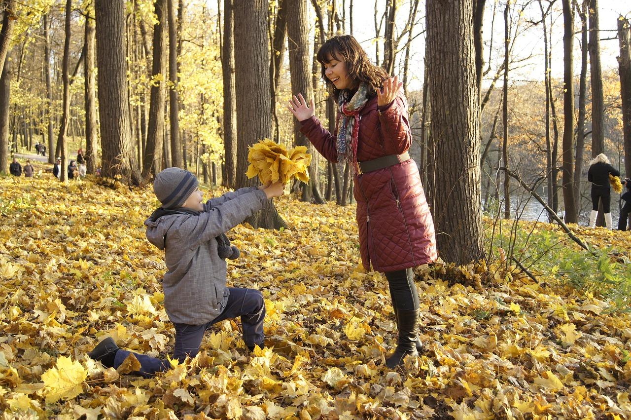 Garçon donne un cadeau à maman