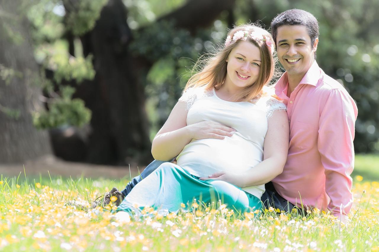 Fille enceinte heureuse avec mari