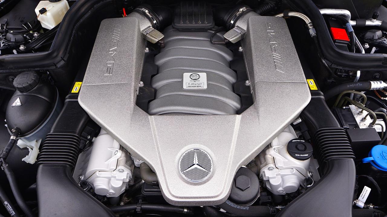 Batterie sous le capot d'une Mercedes