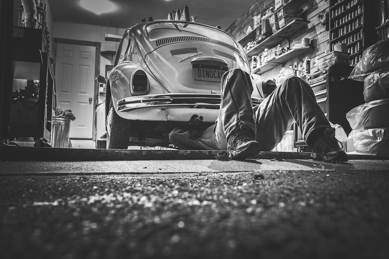 Préparer une voiture pour la peinture dans un garage