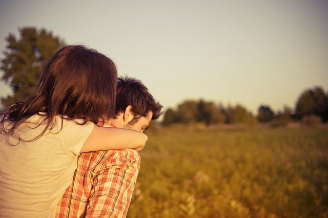 Fille avec un gars dans le parc