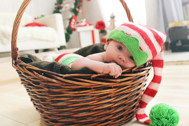 Photo d'un bébé en casquette du nouvel an Photo d'un bébé en casquette du nouvel an
