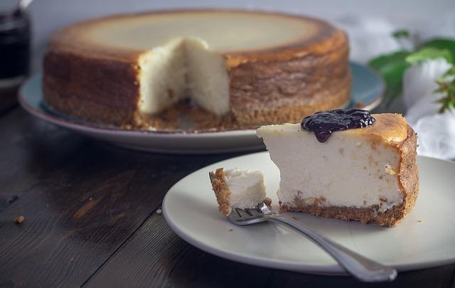 Schöner Käsekuchen auf einer Platte
