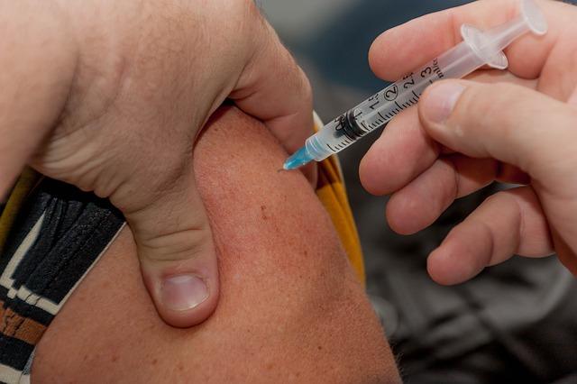 Photo d'une injection à un homme Photo d'une injection à un homme