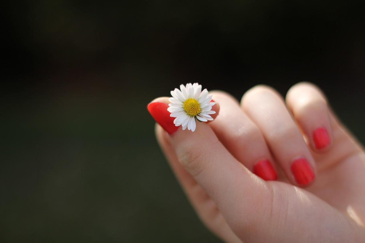 Comment enlever la gomme laque des ongles