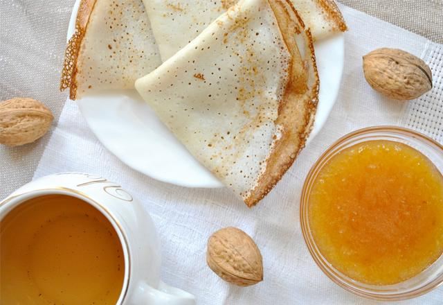 Dünne Pfannkuchen auf Joghurt Dünne Pfannkuchen auf Joghurt