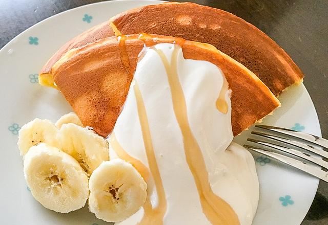 Pfannkuchen mit saurer Sahne und Banane Pfannkuchen mit saurer Sahne und Banane