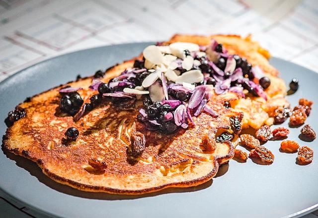 Pfannkuchen auf Sauerrahm mit getrockneten Früchten Pfannkuchen auf Sauerrahm mit getrockneten Früchten