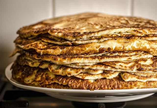 Ein Stapel Pfannkuchen auf Sauerrahm Ein Stapel Pfannkuchen auf Sauerrahm