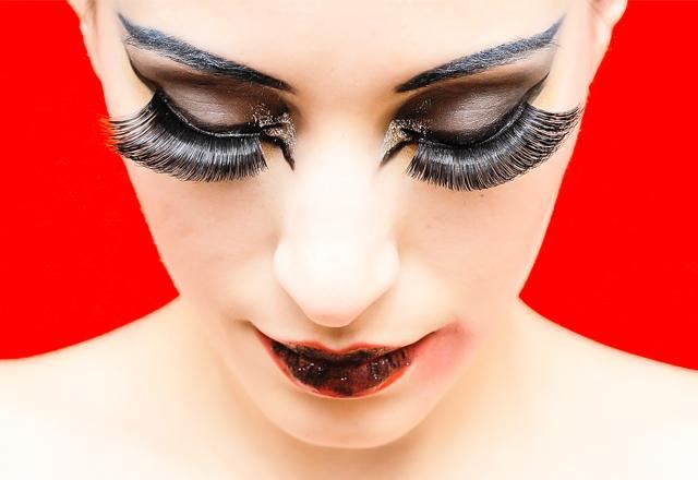 Modèle avec faux cils Modèle avec faux cils