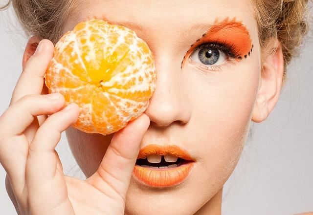 Fille avec une orange Fille avec une orange