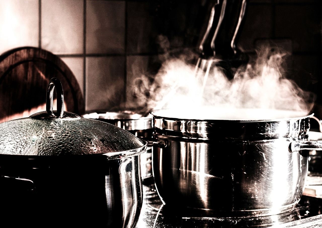 Comment nettoyer la casserole des aliments brûlés et de la noirceur