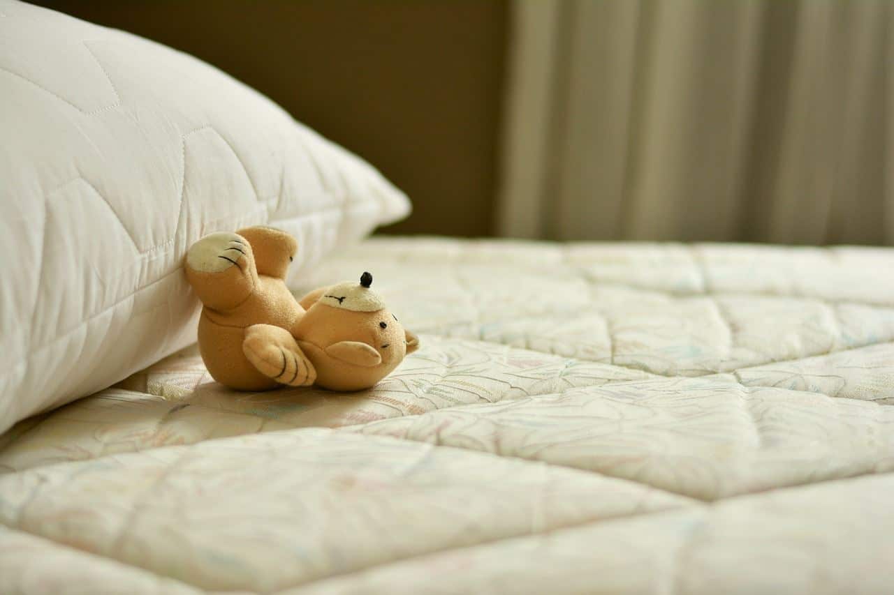 Comment nettoyer le matelas des odeurs et des taches