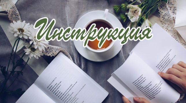 كتب على الطاولة